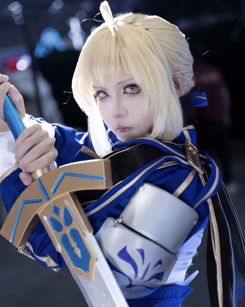 Bức hình Saber cosplay với tạo dáng cầm kiếm ngầu