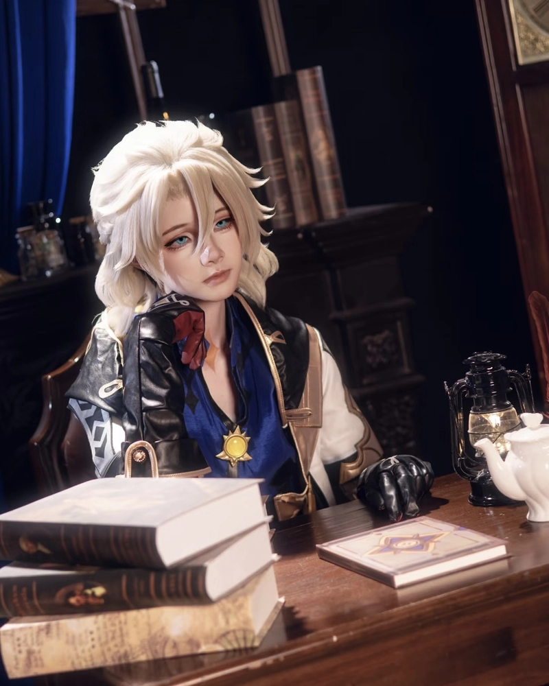 Cosplay Albedo mang cảm giác cô tịch nhưng đầy cuốn hút
