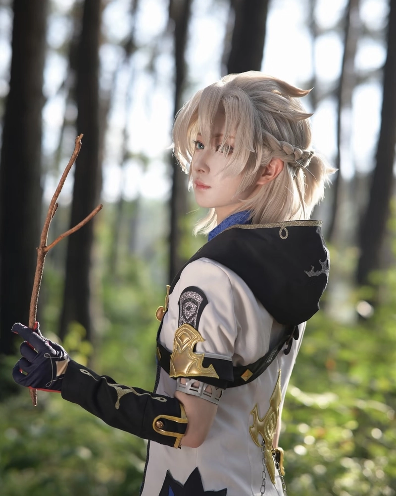 Cosplay Albedo mang khí chất điềm đạm cực kỳ nổi bật