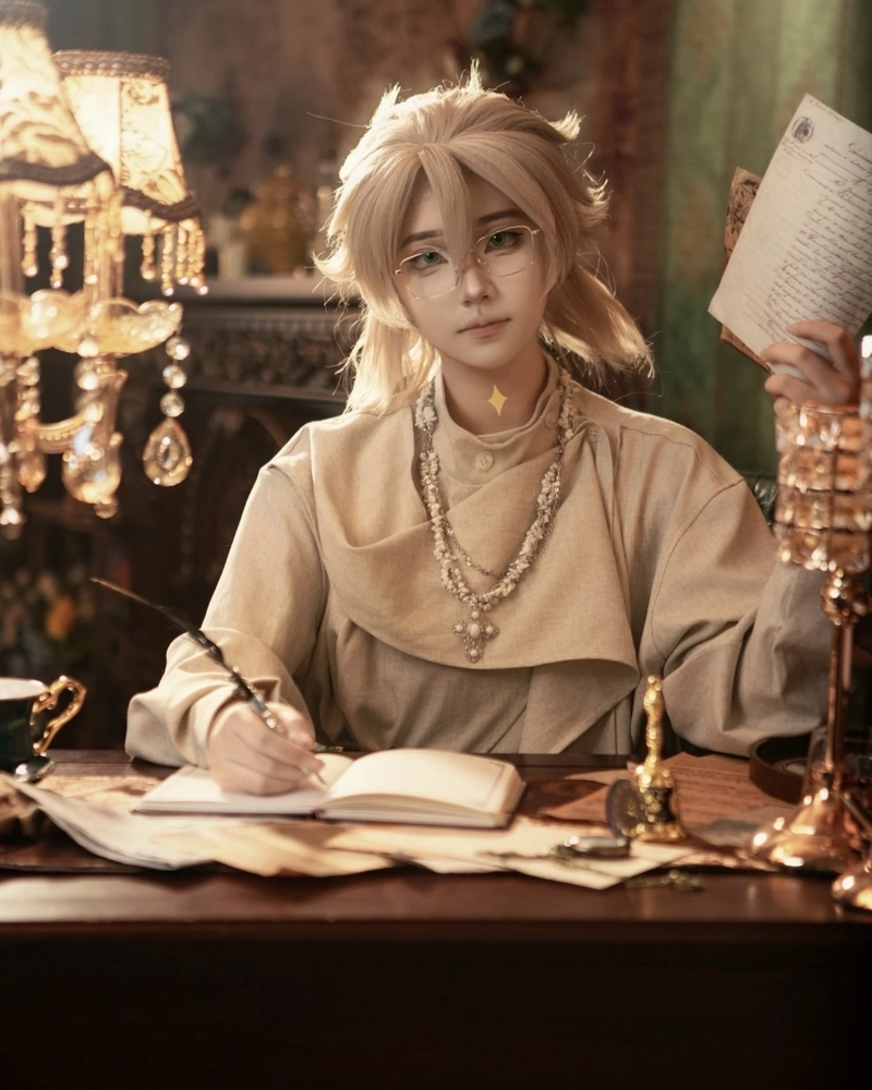 Cosplay Albedo mang nét đẹp lạnh đầy chất học giả