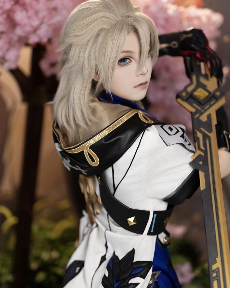 Cosplay Albedo mang phong thái lạnh nhưng vẫn cuốn hút