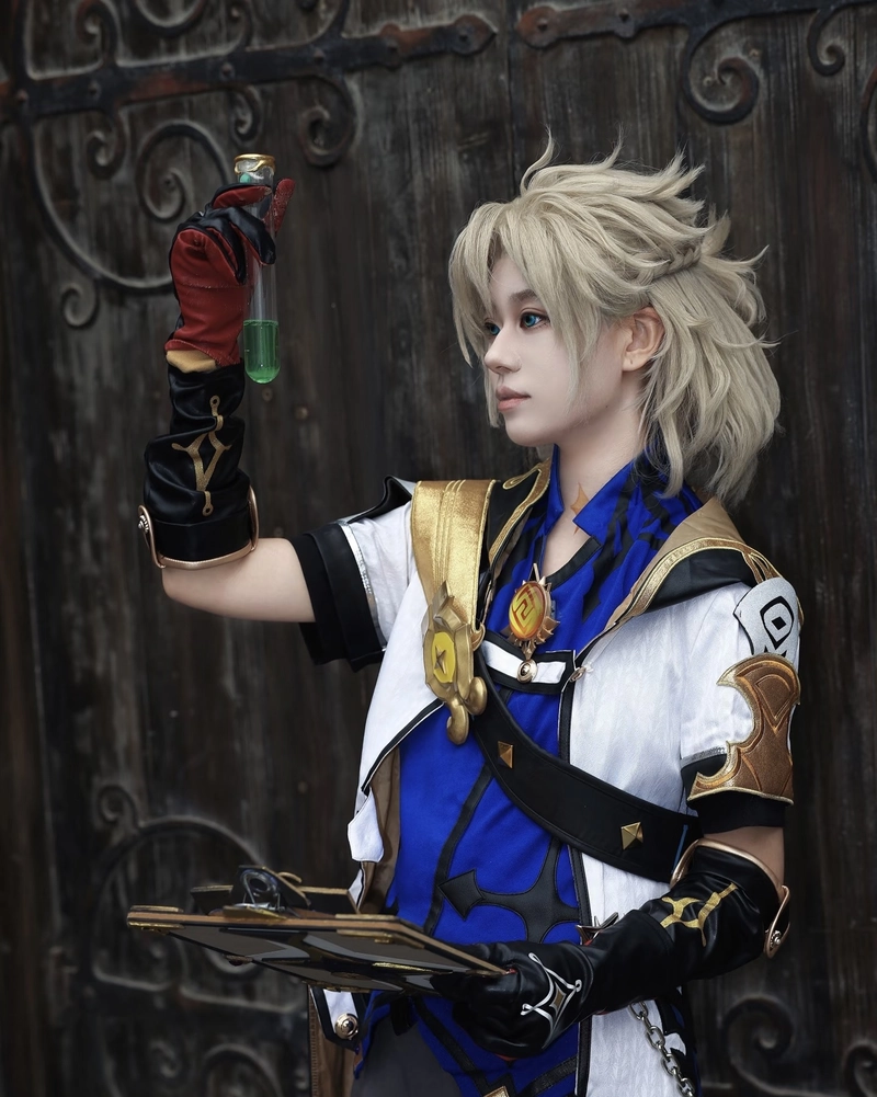 Cosplay Albedo mang vẻ ngoài thanh tao cực kỳ nổi bật
