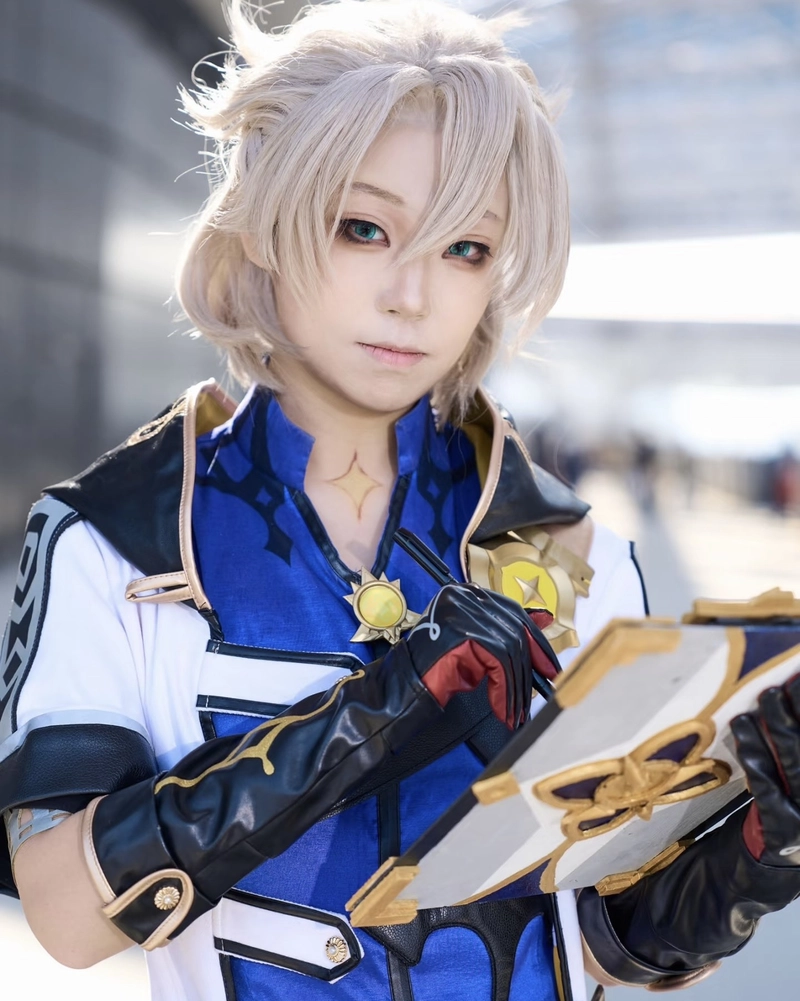 Cosplay Albedo tái hiện chàng giả kim đầy khí chất riêng
