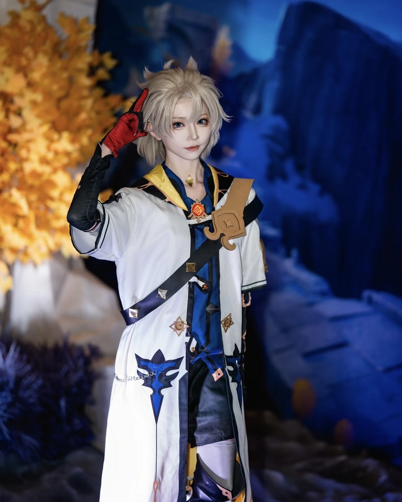 Cosplay Albedo tái hiện nhân vật Genshin Impact cực chân thật