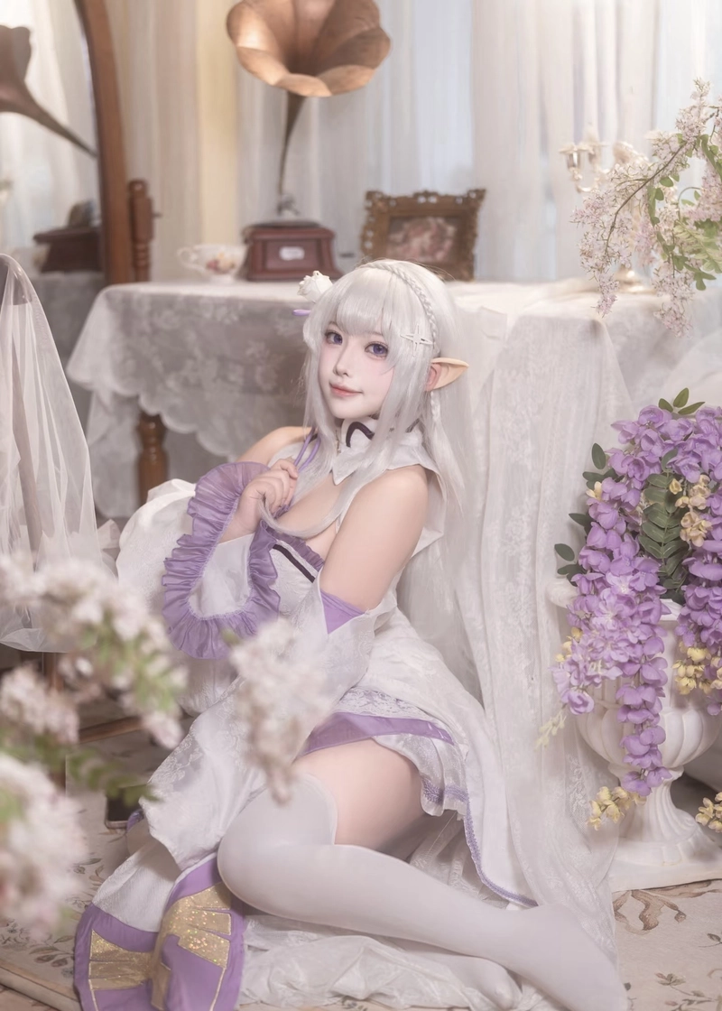 Cosplay Emilia tạo dáng cuốn hút trước ống kính