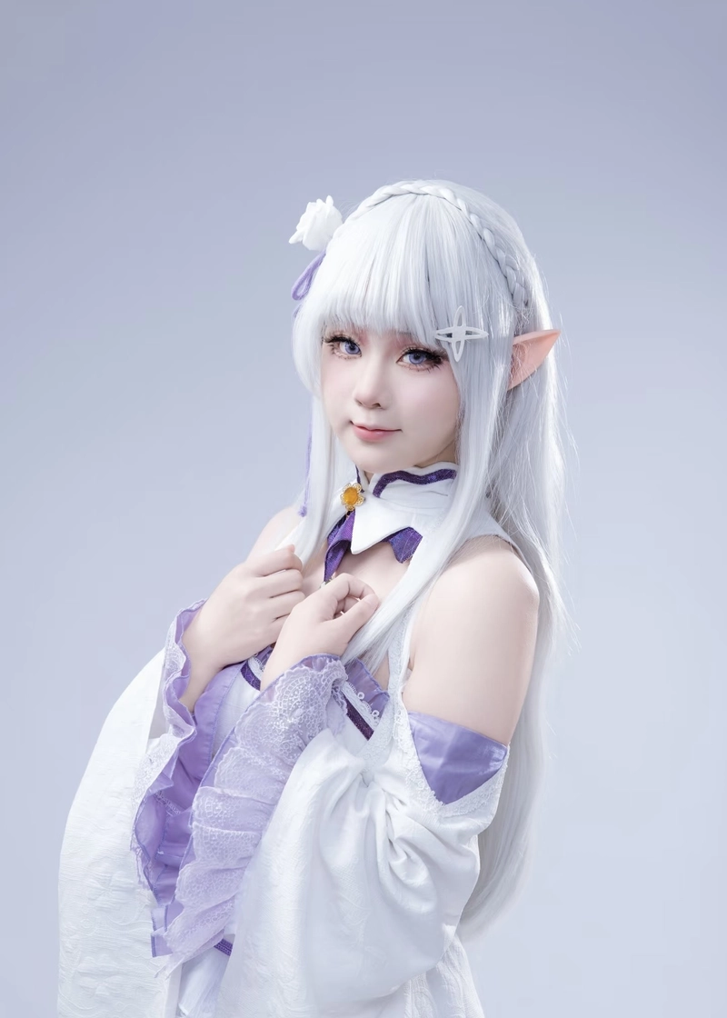 Cosplay Emilia tạo dáng đáng yêu trước máy ảnh
