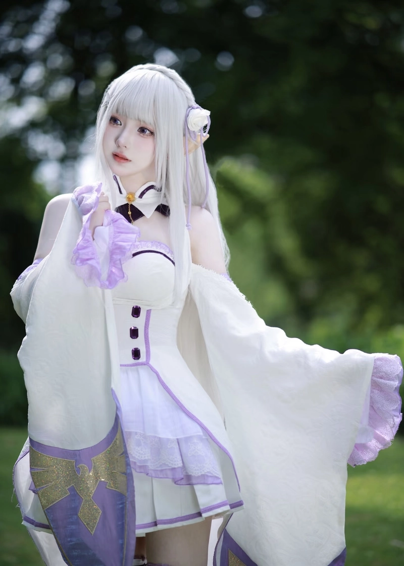 Cosplay Emilia trong bộ trang phục tinh tế đáng yêu