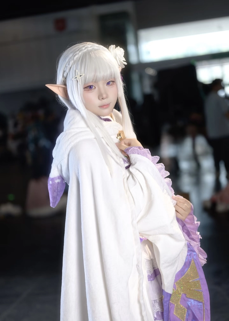 Cosplay Emilia trong trang phục anime đáng yêu nổi bật