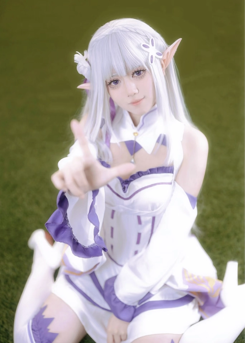 Cosplay Emilia với mái tóc bạc phong cách nổi bật