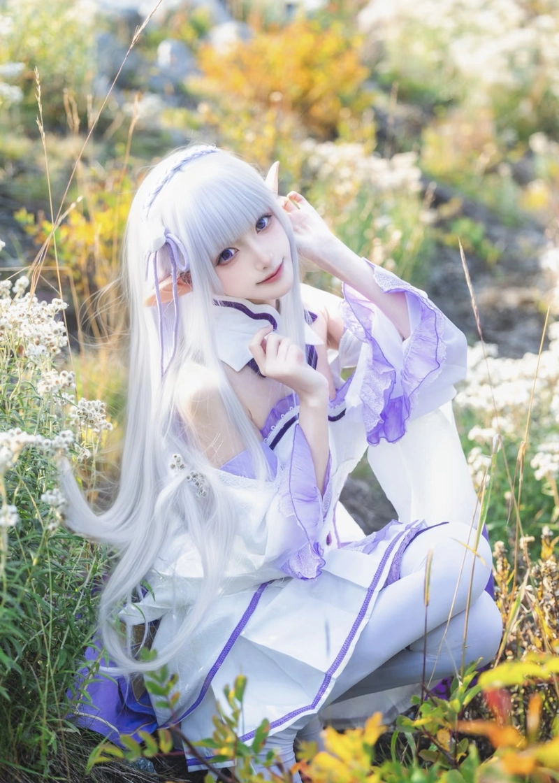 Cosplay Emilia với mái tóc dài nổi bật cuốn hút