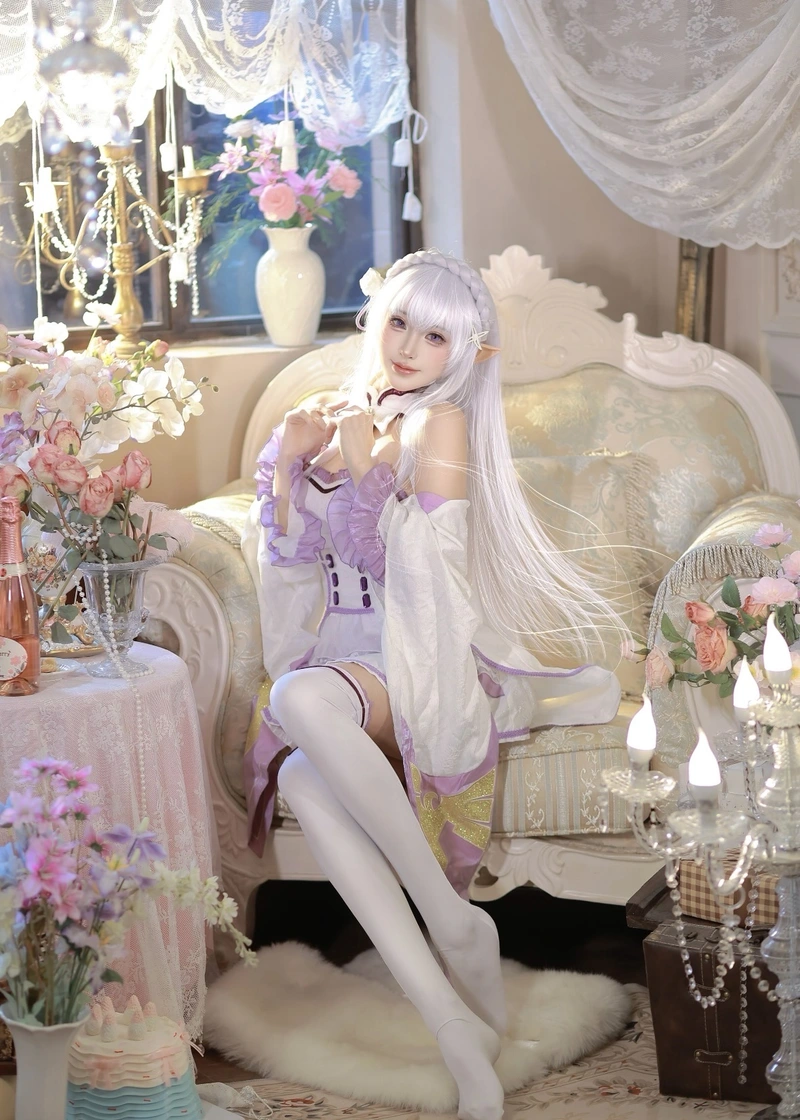 Cosplay Emilia với tạo hình xinh đẹp nhẹ nhàng
