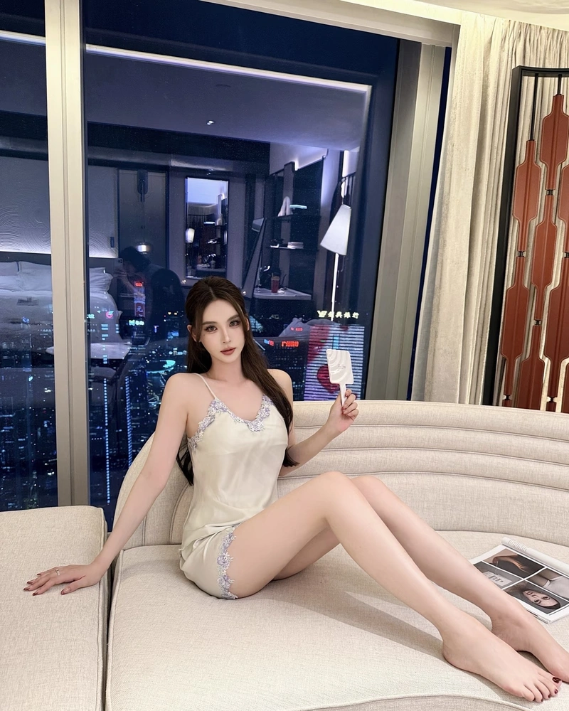 Gái xinh mặc đồ ngủ mang khí chất trưởng thành