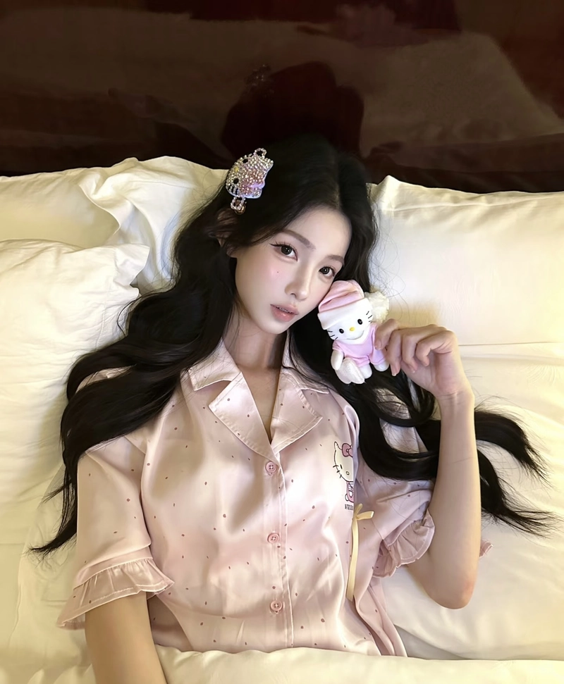 Gái xinh mặc đồ ngủ sở hữu khí chất nhẹ nhàng