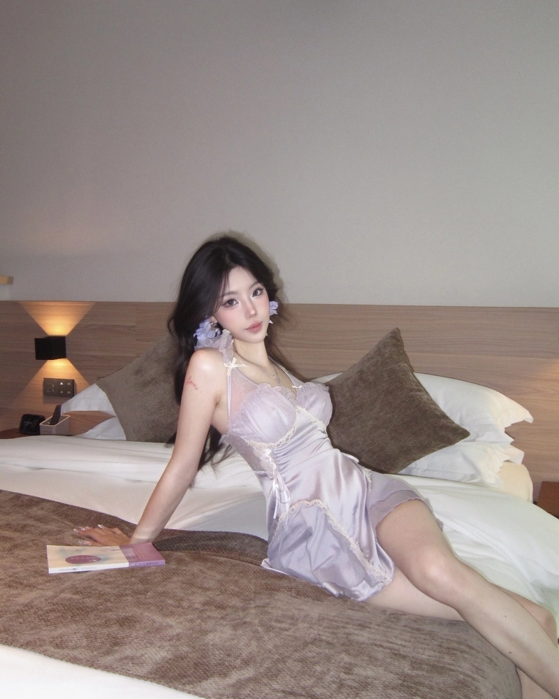 Gái xinh mặc đồ ngủ tạo dấu ấn ánh mắt nhẹ nhàng