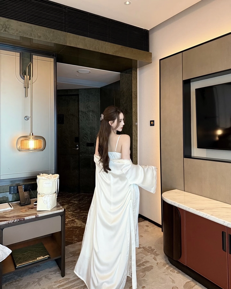 Gái xinh mặc đồ ngủ vóc dáng mềm mại rất thu hút