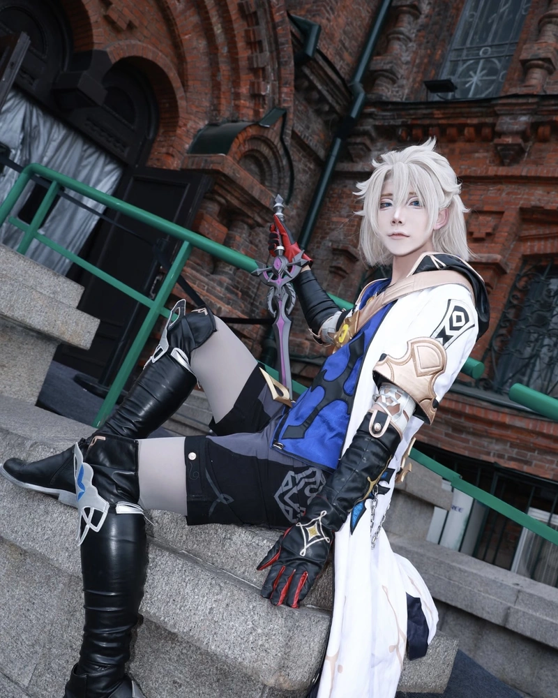 Hình Albedo cosplay ánh mắt sắc nhẹ mang cảm giác bí ẩn