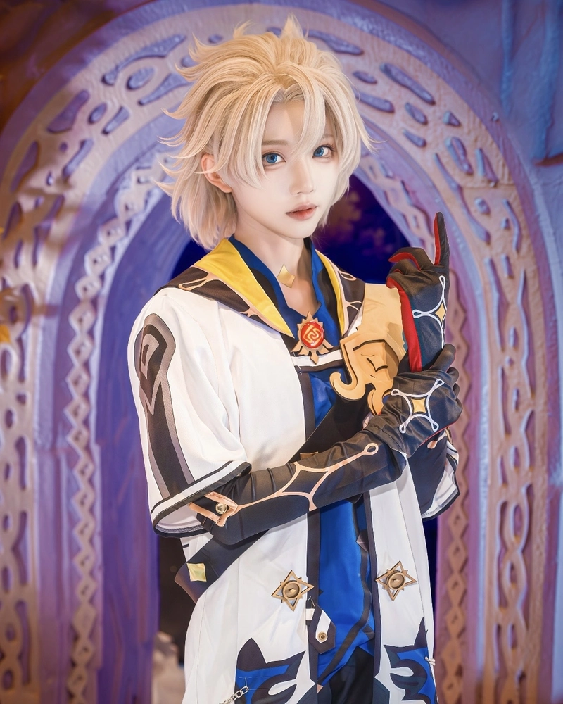 Hình Albedo cosplay mái tóc sáng nổi bật giữa khung cảnh