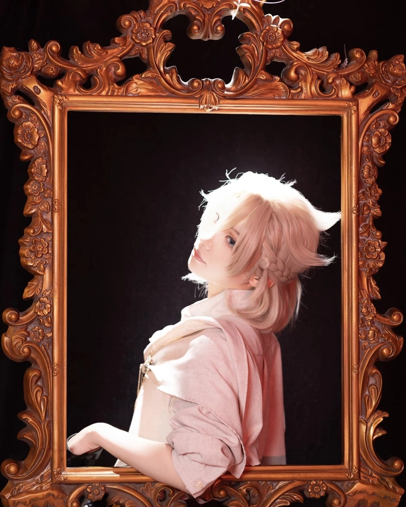 Hình Albedo cosplay phong cách giả kim huyền ảo đầy nghệ thuật
