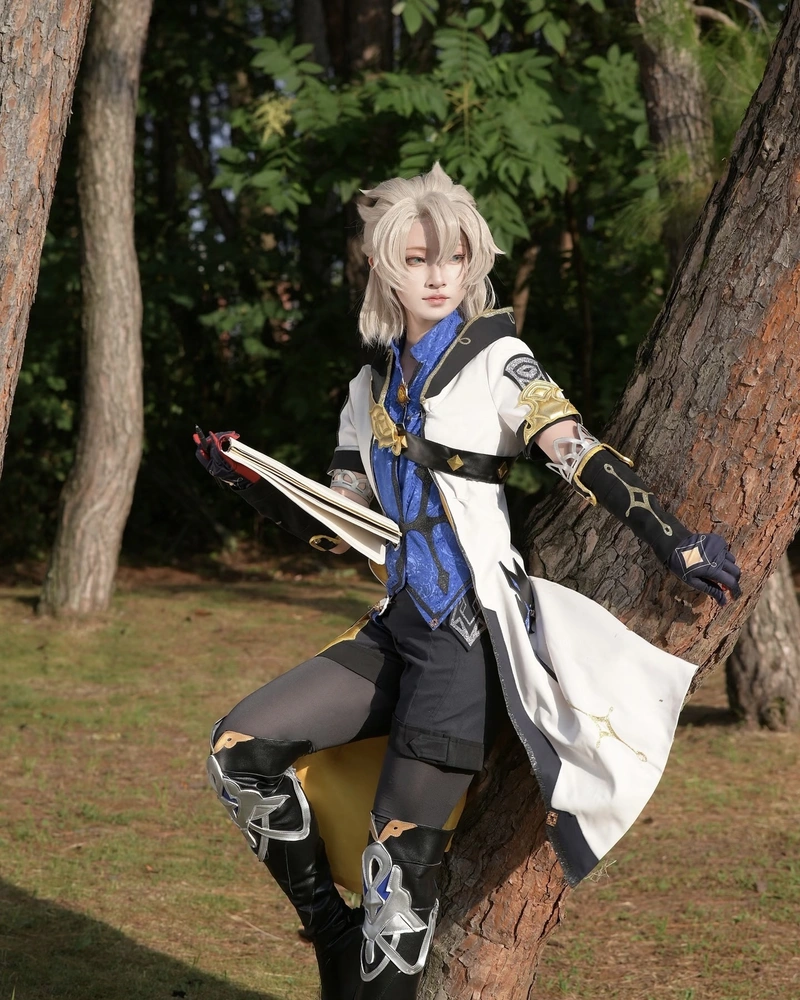 Hình Albedo cosplay phong cách nghiên cứu sinh đầy cuốn hút