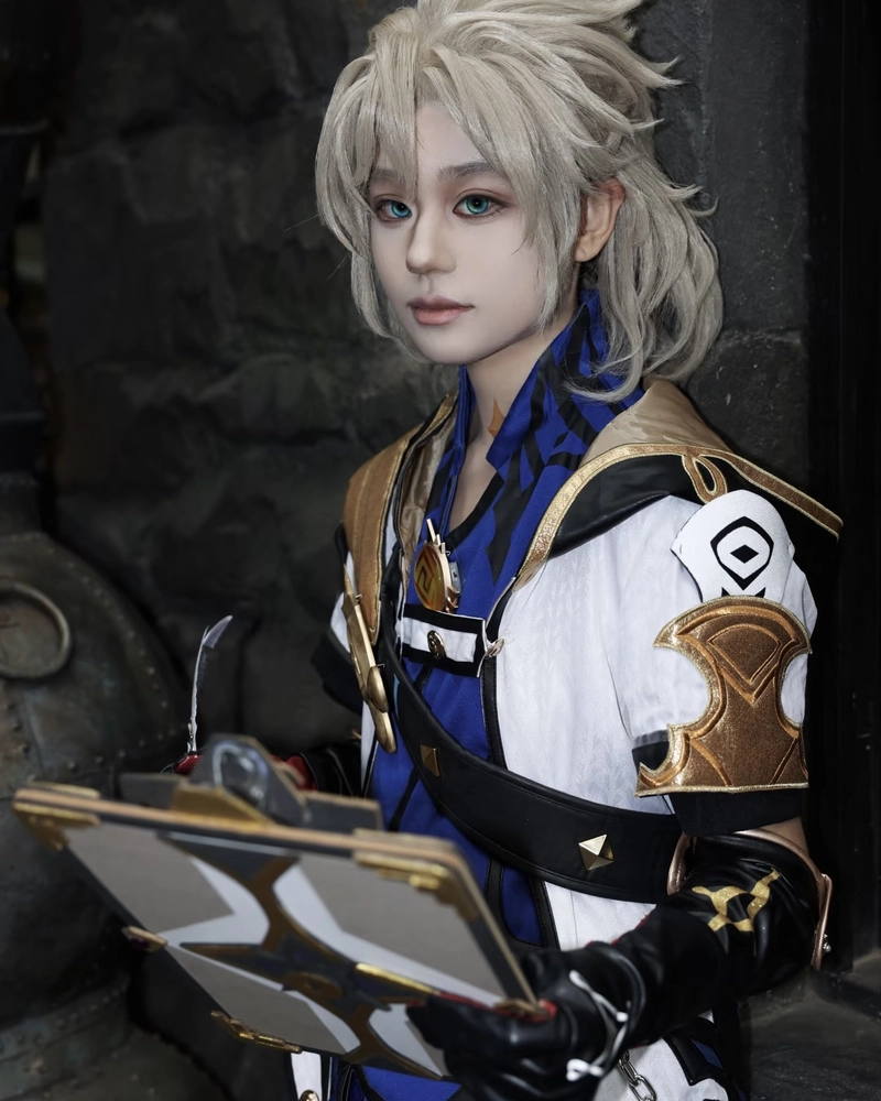 Hình Albedo cosplay tạo cảm giác huyền hoặc đầy nghệ thuật