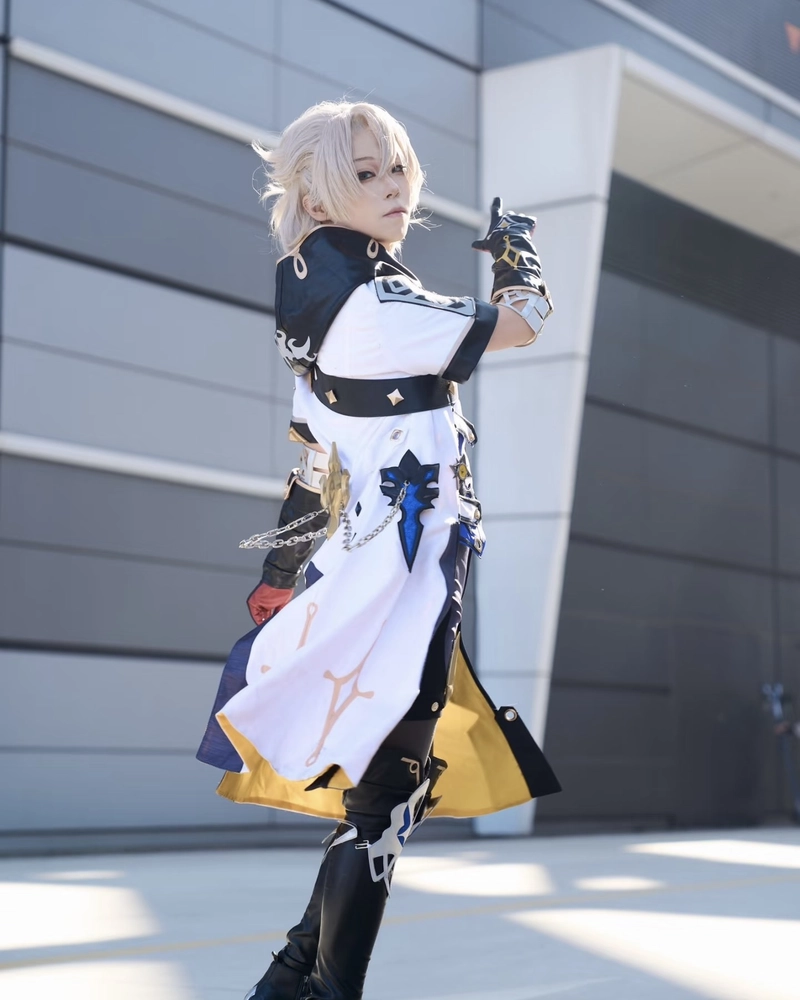 Hình Albedo cosplay thần sắc lạnh nhạt đầy chất nghệ thuật