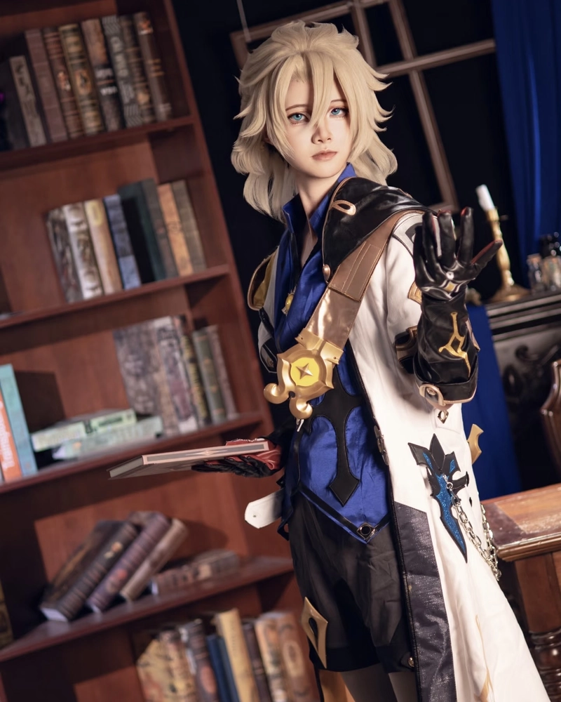 Hình Albedo cosplay thần thái độc lập đầy chất riêng biệt