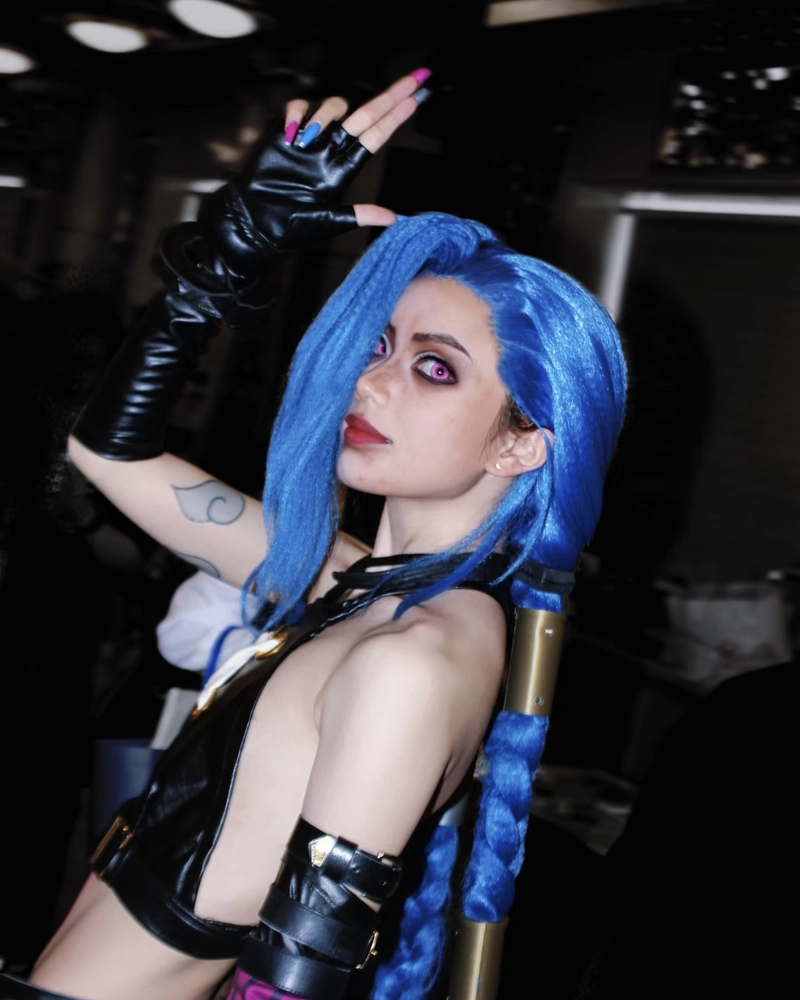 Hình Jinx cosplay ánh nhìn điên dại đầy vẻ bí hiểm