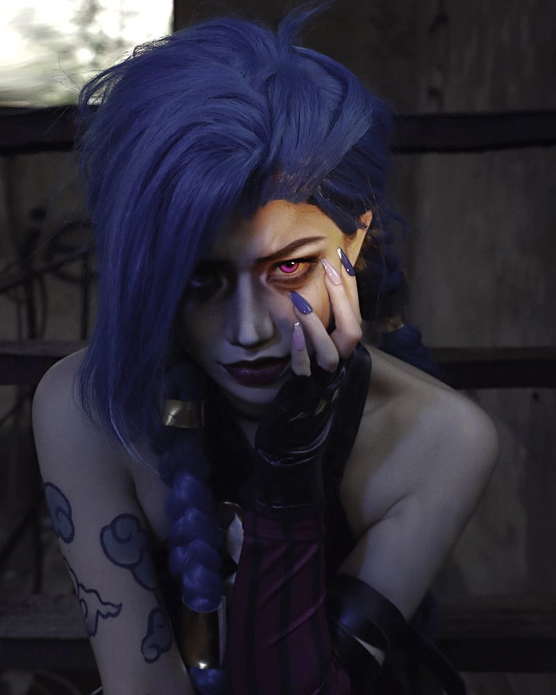 Hình Jinx cosplay ánh nhìn sắc bén tạo cảm giác hồi hộp