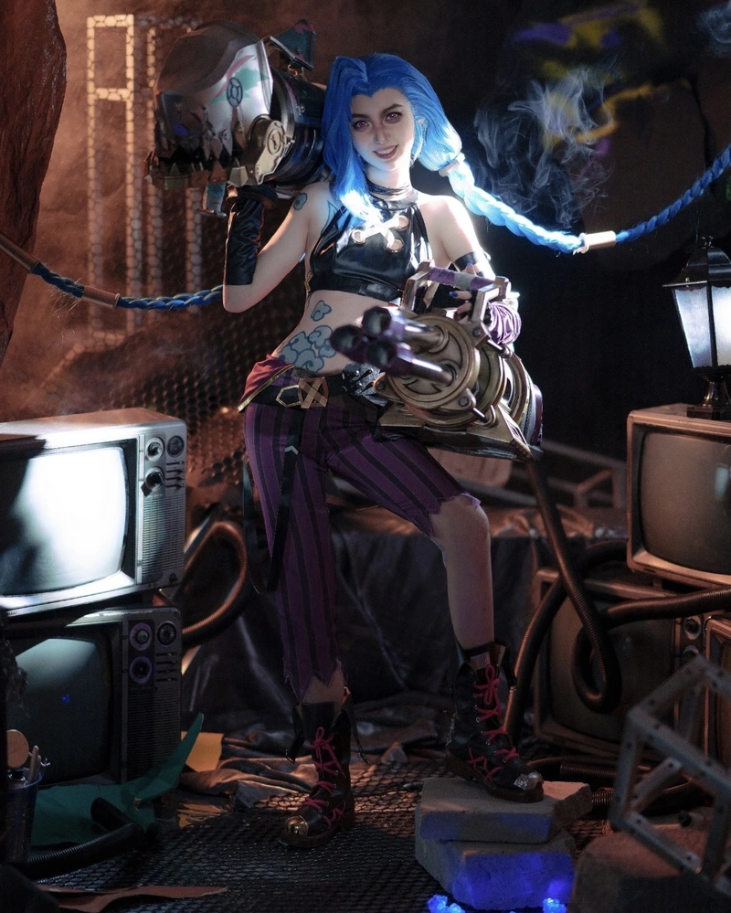 Hình Jinx cosplay biểu cảm phá phách đầy nét riêng biệt