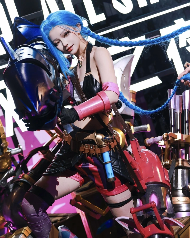 Hình Jinx cosplay mang màu sắc game cực kỳ nổi bật