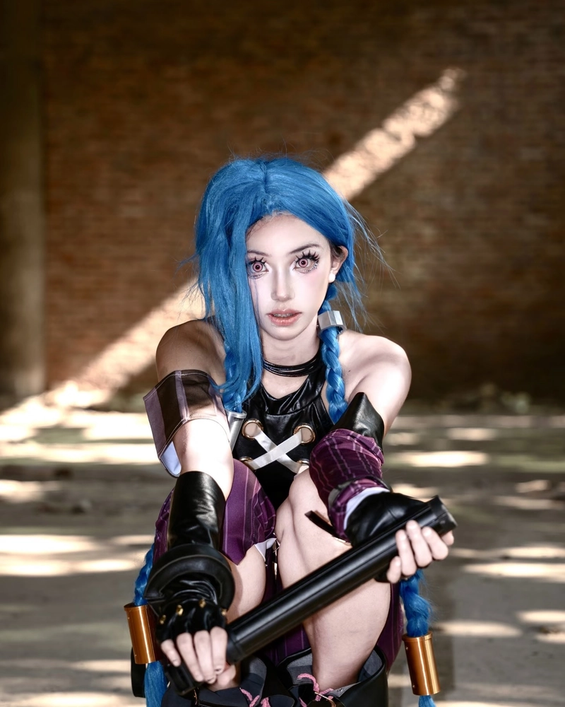 Hình Jinx cosplay mang vẻ ngoài hoang dại cực kỳ cuốn hút