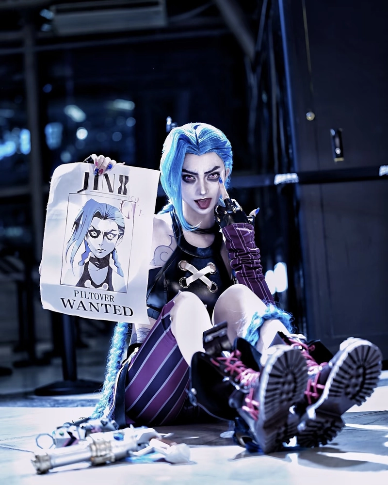 Hình Jinx cosplay phối trang phục độc lạ cực kỳ cuốn hút