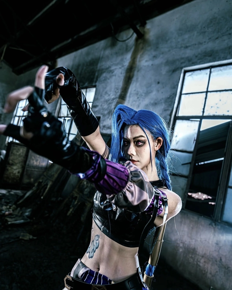 Hình Jinx cosplay thần thái mạnh mẽ tạo cảm giác áp đảo
