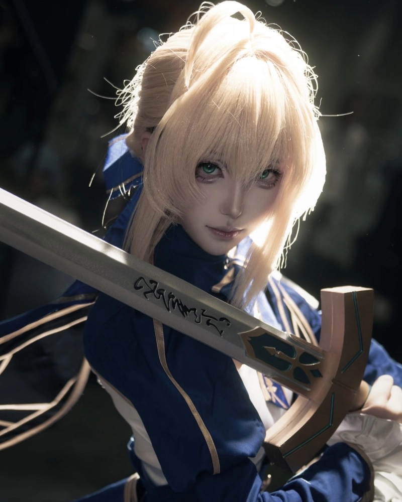 Hình Saber cosplay tạo dáng trong bộ đồ chiến đấu