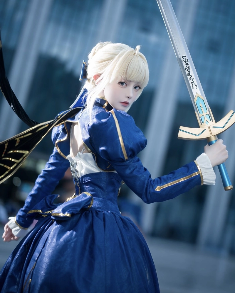 Hình Saber cosplay trong bộ giáp anime quen thuộc