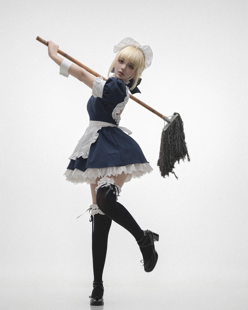 Hình Saber cosplay với biểu cảm nghiêm túc cuốn hút