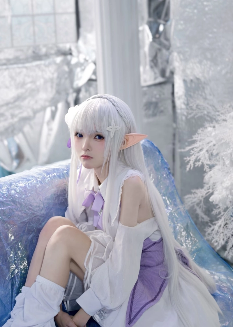Hình ảnh Emilia cosplay với nụ cười đáng yêu