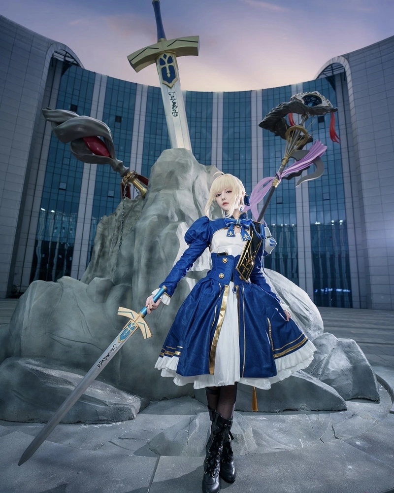 Hình ảnh Saber cosplay cùng mái tóc vàng nổi bật