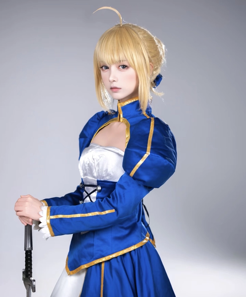 Hình ảnh Saber cosplay cùng tạo hình kiếm sĩ anime