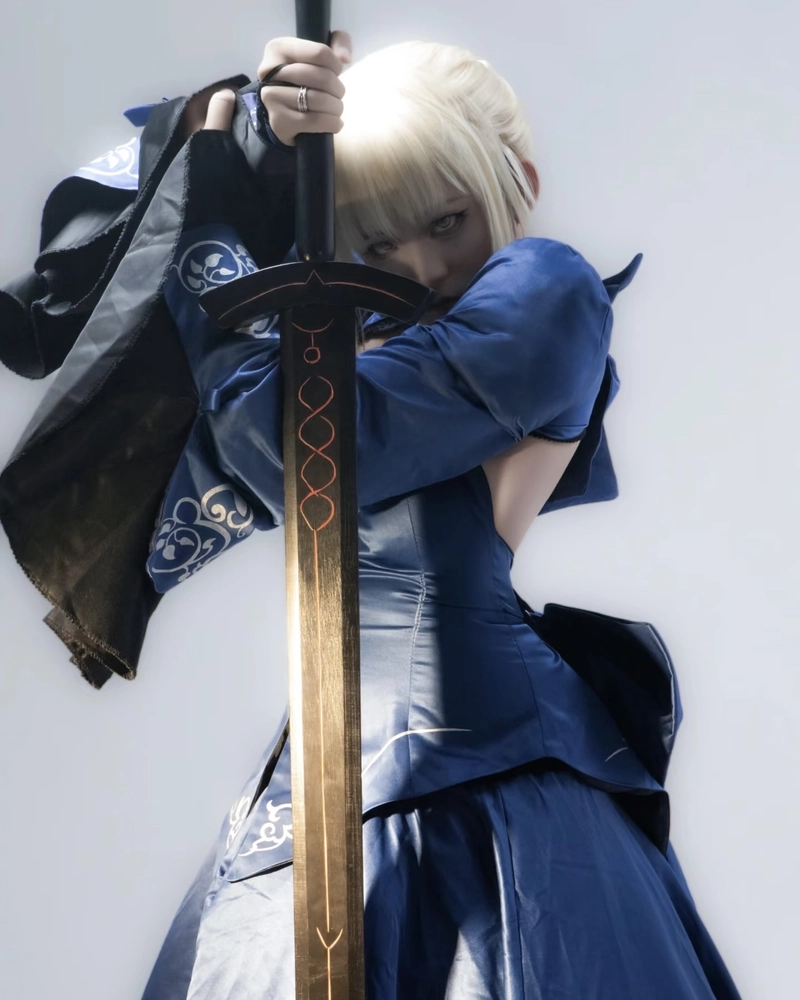 Hình ảnh Saber cosplay cùng thanh kiếm uy lực
