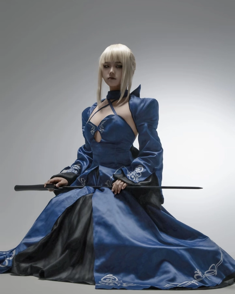 Hình ảnh Saber cosplay trong bộ váy xanh đặc trưng