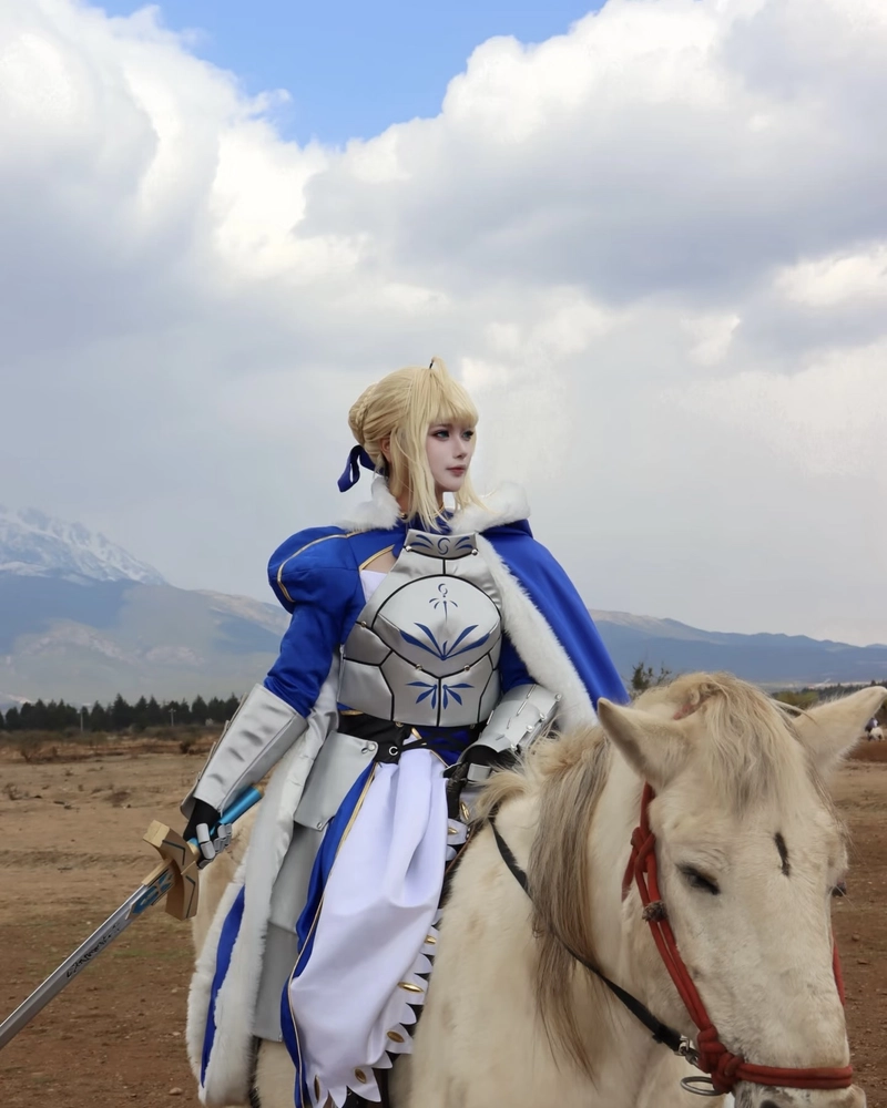 Hình ảnh Saber cosplay với bộ trang phục cổ điển