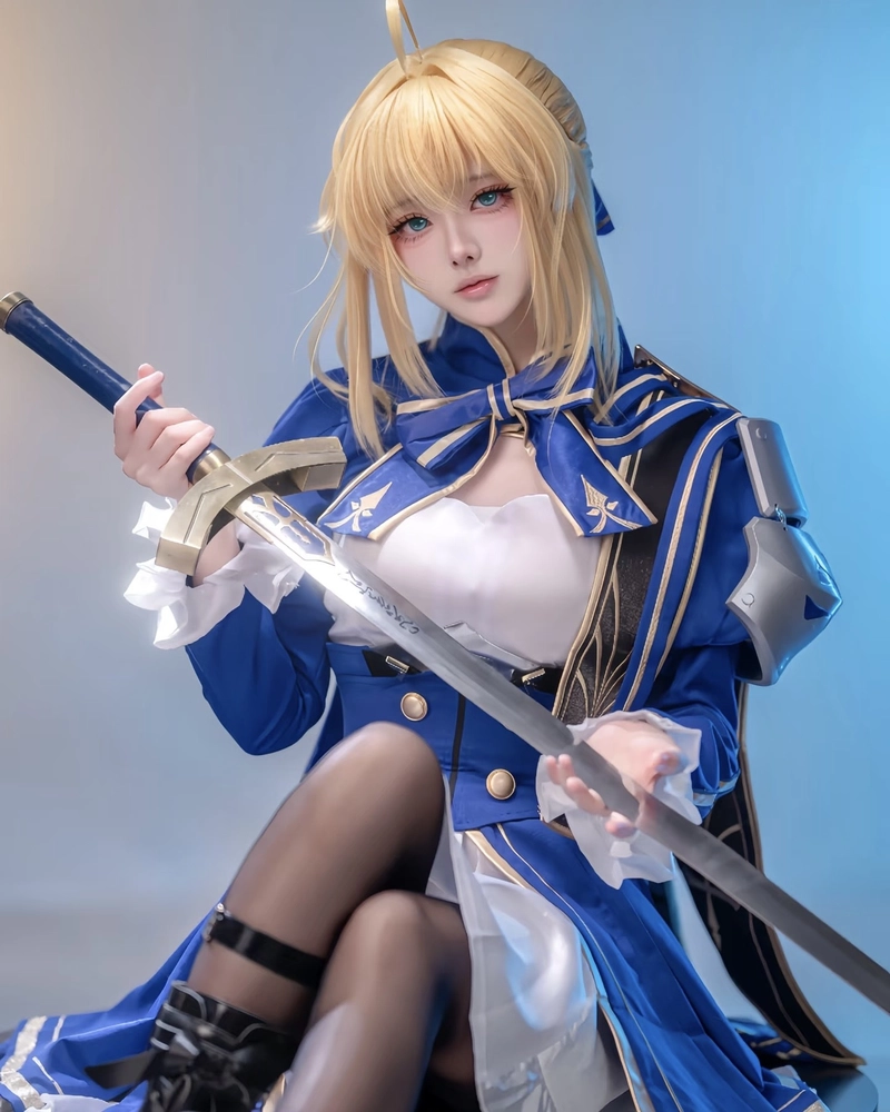 Hình ảnh Saber cosplay với mái tóc vàng ngắn cá tính
