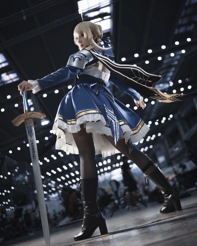 Hình ảnh Saber cosplay với phong cách anime cá tính