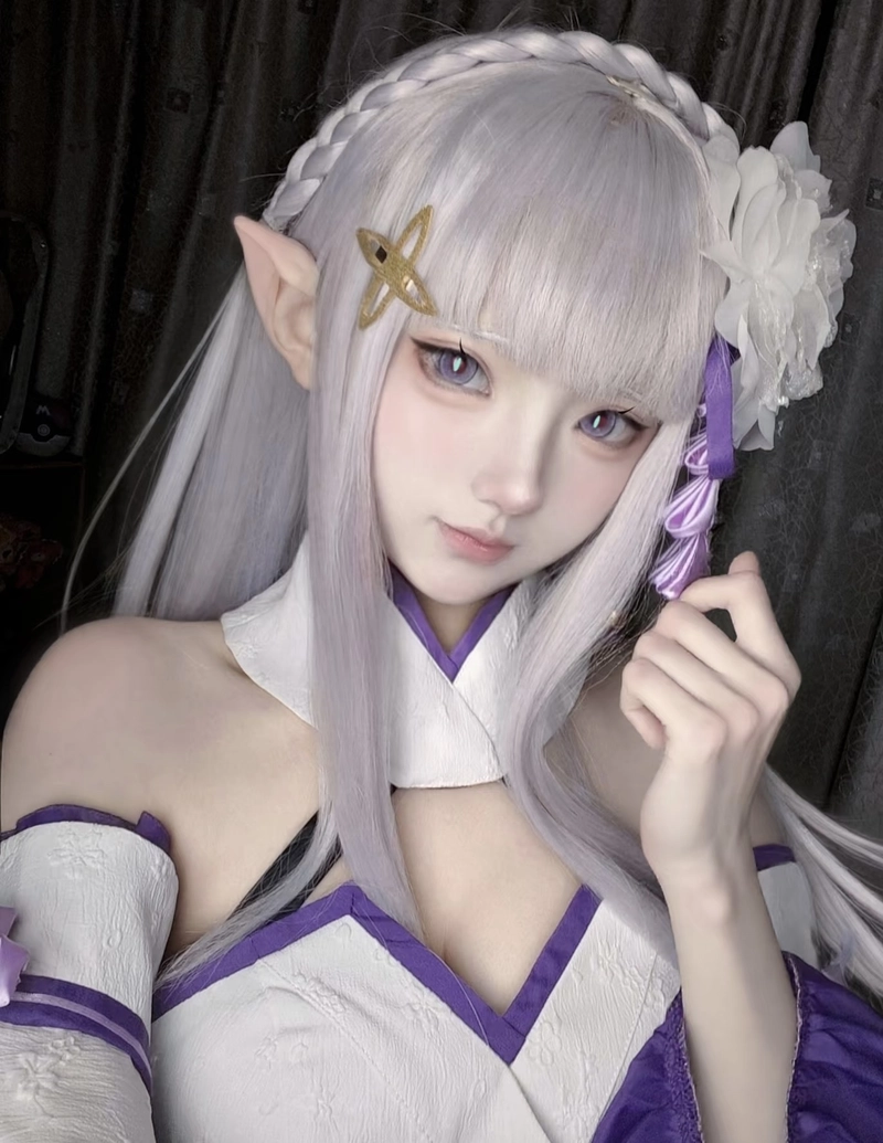 Hình ảnh cosplay Emilia mang vẻ đẹp nữ tính