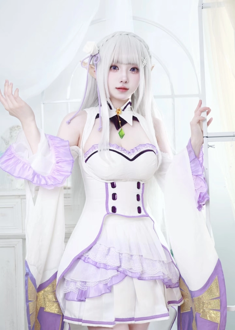 Hình ảnh cosplay Emilia phong cách thanh lịch nhẹ nhàng