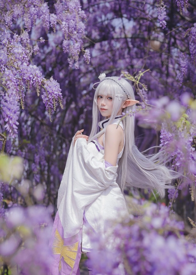 Hình ảnh cosplay Emilia với mái tóc bạc cuốn hút