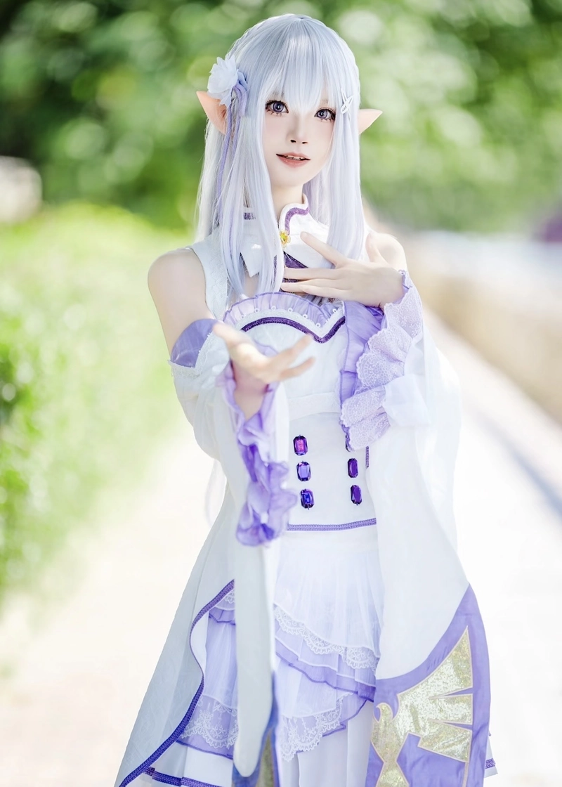 Hình ảnh cosplay Emilia với thần thái nhẹ nhàng nữ tính