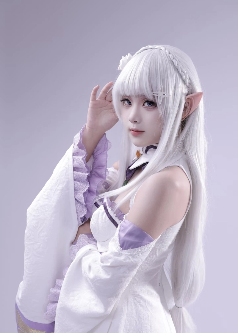 Hình ảnh cosplay Emilia với vẻ đẹp dịu dàng