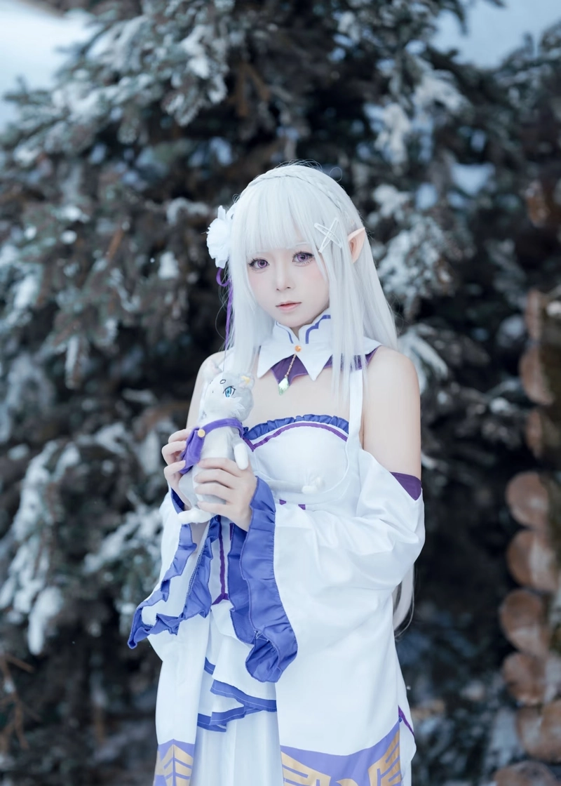 Hình cosplay Emilia cùng thần thái nổi bật dịu dàng